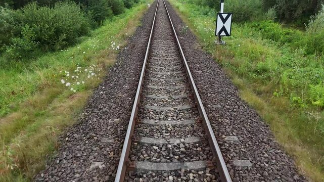 Tory kolejowe, filmowanie w ruchu, jazda po torach, zdjęcie z g&oacute;ry, zdjęcie z lotu ptaka.