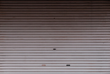 影の落ちたシャッター