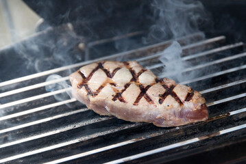 Ein Steak auf dem Grill