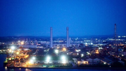Fototapeta premium 東京湾に面している千葉の夜の工業地帯