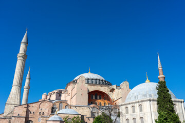 The city of Istanbul has several beautiful mosques.