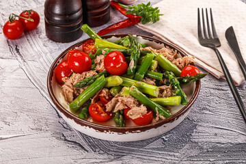 Canned tuna with asparagus salad