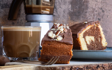Porción de bizcocho con cobertura de chocolate y avellanas