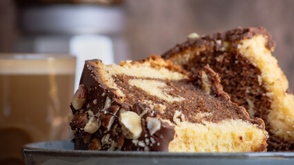 Porciones de bizcocho marmolado con cobertura de chocolate y avellanas