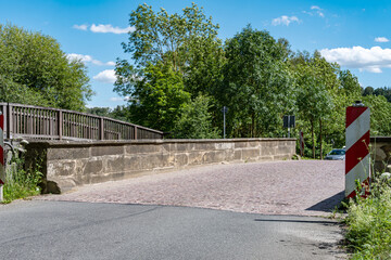 Doppelte Br&uuml;cke &uuml;ber die Innerste, F&uuml;r KFZ ein schmale alte Steinbr&uuml;cke dahinter f&uuml;r Fu&szlig;g&auml;nger und Radfahrer eine neuere Holzbr&uuml;cke