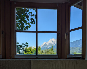 Obraz premium Fenster rahmt den Blick auf die Alpen bei Innsbrück ein