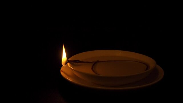 油皿のランプに灯る揺れる火が消えるまでの様子