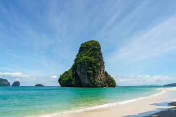 Naklejka premium Railay Beach Krabi Thailand, the tropical beach of Railay, Panoramic view of idyllic Railay Beach on a sunny day. Summer beach tropical landscape Thailand island scenic background.