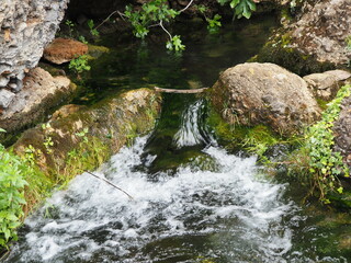 aguas cristalinas emergiendo por el barranco de balç después de las últimas nevadas formando...