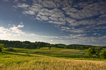 Obłoki nad polami