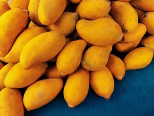 Yellow ripe mangoes fruit organic juicy sweet mangoes heap closeup mangues, mangos  mangas  image...
