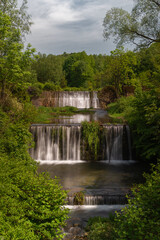 Kaskady na rwącym górskim potoku © piotr