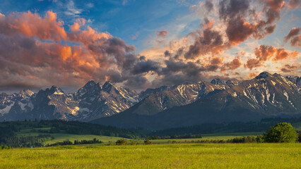 Pasmo Tatr Wysokich w świetle zachodzącego słońca © piotr