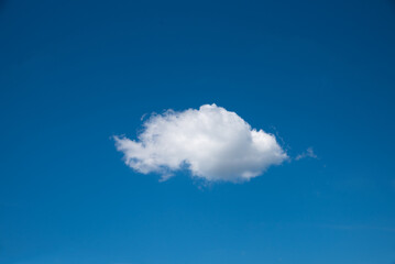 one cumulus cloud inmidst blue sky