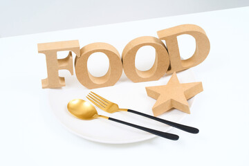 「FOOD」と並べられたアルファベットの木製ブロック