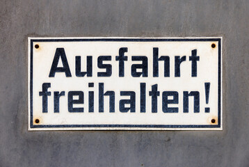 Fototapeta premium Ausfahrt freihalten means Keep exit free