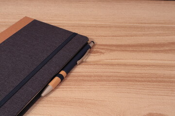  agenda cerrada boligrafo adosado mesa madera 