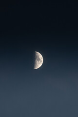 Obraz premium full moon over blue sky