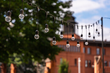 Lampki, żarówki na tle budynku © Magdalena