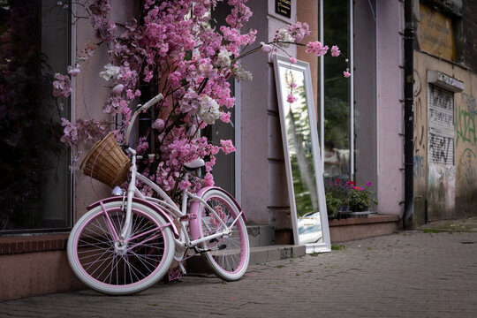 R&oacute;żowy rower przy ulicy