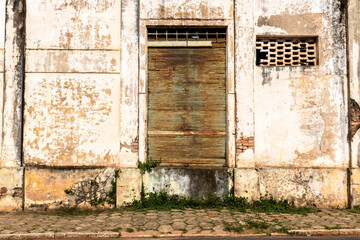Facade of an old industrial warehouse that is next to an abandoned railway, on the little city in Brazil