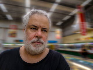middle-aged man with a serious face walks through the aisles of a supermarket in Brazil