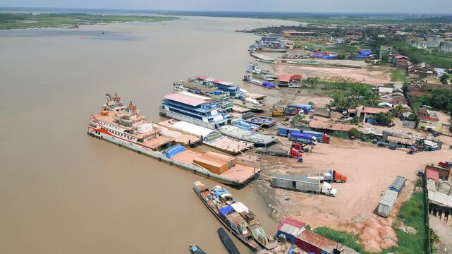video of the port of ucayali during a sunny day and maritime traffic