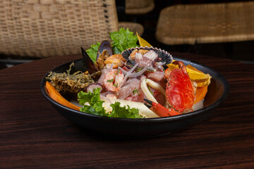 Peruanísimo ceviche mixto con cangrejo entero