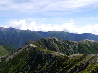 南アルプス「塩見岳」山頂から望む稜線