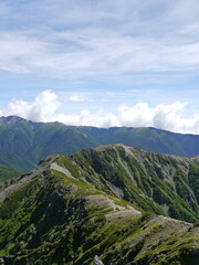 南アルプス「塩見岳」山頂から望む稜線