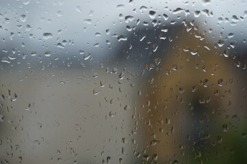 雨の日の窓についた水滴