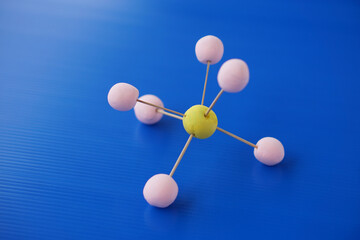 Obraz premium DIY molecule structure made from toothpicks and plasticine for teaching. Concept, teaching aids, educational materials. science lesson about molecule. 