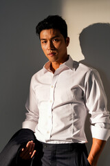 スーツを着たアジア男性の暖色トーンのポートレート