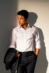 スーツを着たアジア男性の暖色トーンのポートレート