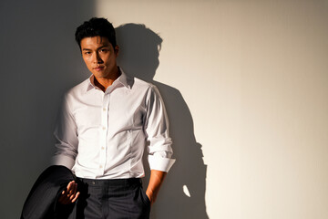 スーツを着たアジア男性の暖色トーンのポートレート