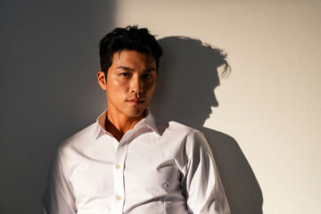 スーツを着たアジア男性の暖色トーンのポートレート