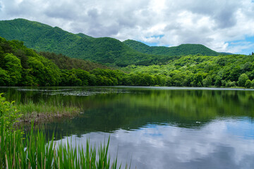 映る山並