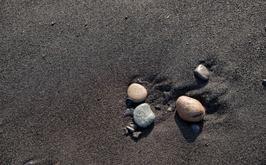 波打ち際に残る小さな石