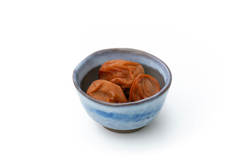 小皿に入った手作り梅干し 白背景