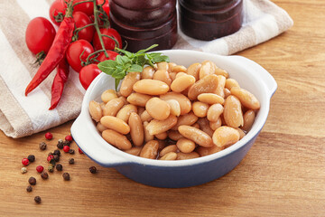 Whinte canned kidney beans in the bowl