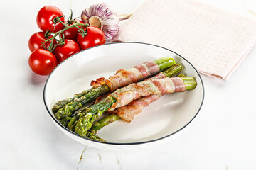Grilled asparagus with bacon