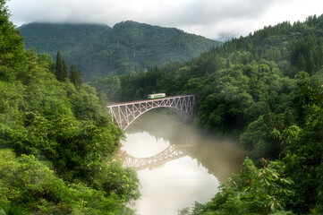 Fototapeta premium 福島県 新緑の只見川と只見線の風景 