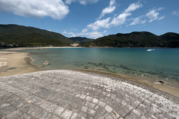 きれいな砂浜が広がる新鹿の海辺の風景