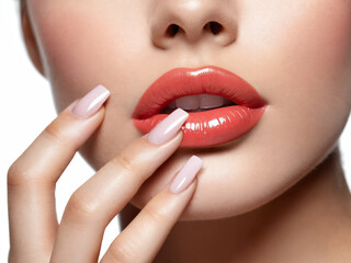 Naklejka premium girl model woman showing manicure on nails. cosmetics, beauty and makeup