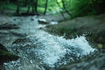 wodospad w leśnym otoczeniu, bujnej zieleni lata. © siwyk