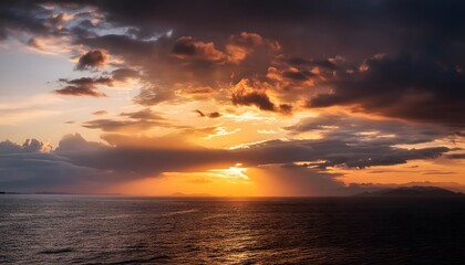 Naklejka premium Golden Sunset Over the Sea