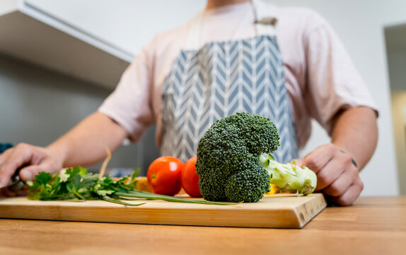 The chef is broadcasting live from workshop how to prepare a vegetarian food