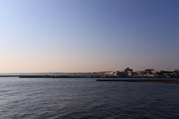 Naklejka premium Serene Sunset Over the Waters of Enoshima, Japan