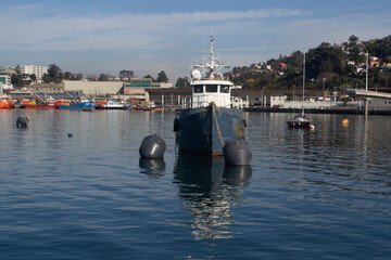 Obraz premium a fishing boat in a port in southern Chile