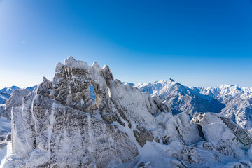 厳冬期のメガネ岩と槍ヶ岳